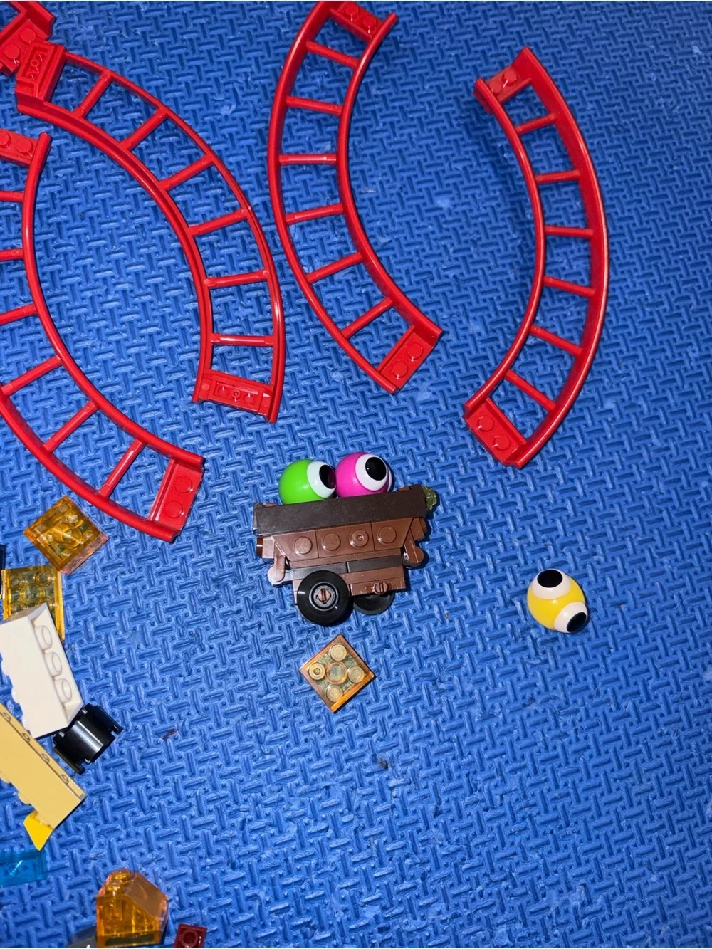Rainbow friends buildable deluxe playset used